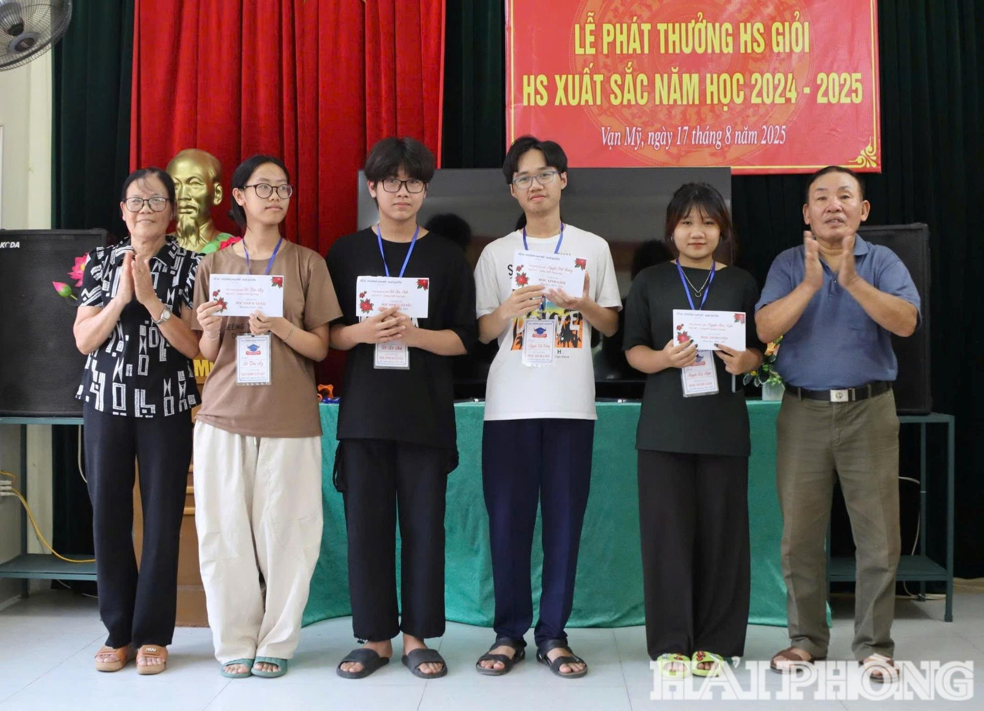 Bí thư Chi bộ tổ dân phố số 34 (phường Ngô Quyền) khen thưởng học sinh có thành tích cao trong học tập