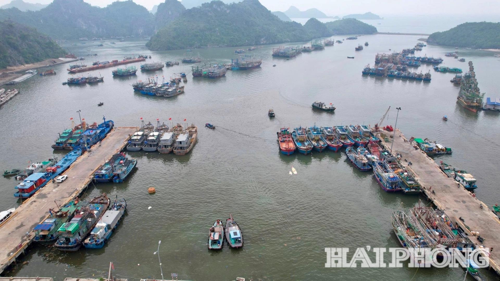 Tàu thuyền về tránh trú tại Cảng cá Trân Châu (đặc khu Cát Hải)