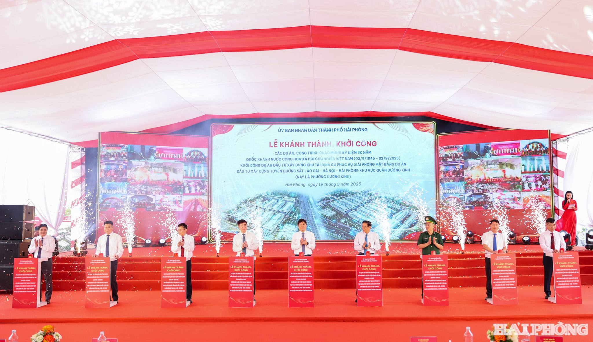 Các đại biểu thực hiện nghi thức bấm nút khởi công dự án