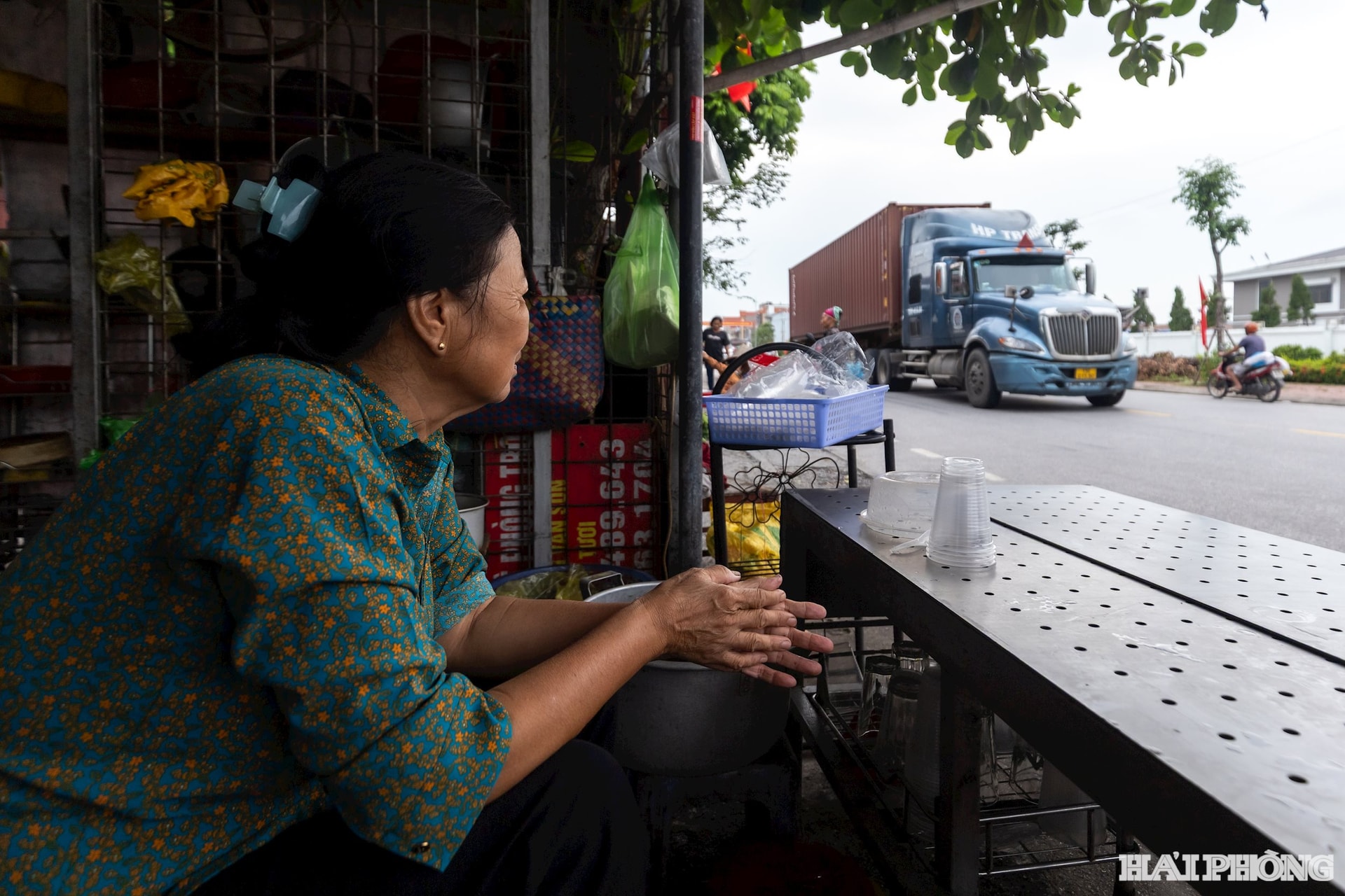 For households living along Highway 17B like Ms. Lieu, the only thing they have long wished for is to no longer see trucks lining up in the smoke and noise day and night.