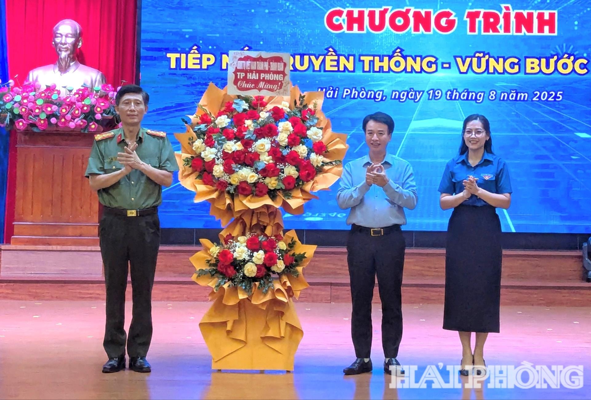 Đồng chí Nguyễn Đức Tuấn, Ủy viên Ban Thường vụ Thành ủy, Phó chủ tịch Thường trực Ủy ban MTTQ Việt Nam thành phố tặng hoa chúc mừng chương trình