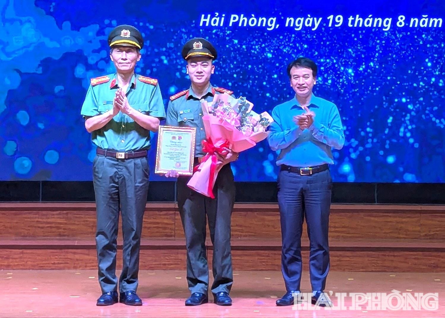 Đồng chí Nguyễn Đức Tuấn chúc mừng tác giả đạt giải A Cuộc thi viết tìm hiểu 80 năm Ngày truyền thống Công an nhân dân và 20 năm Ngày hội toàn dân bảo vệ an ninh Tổ quốc