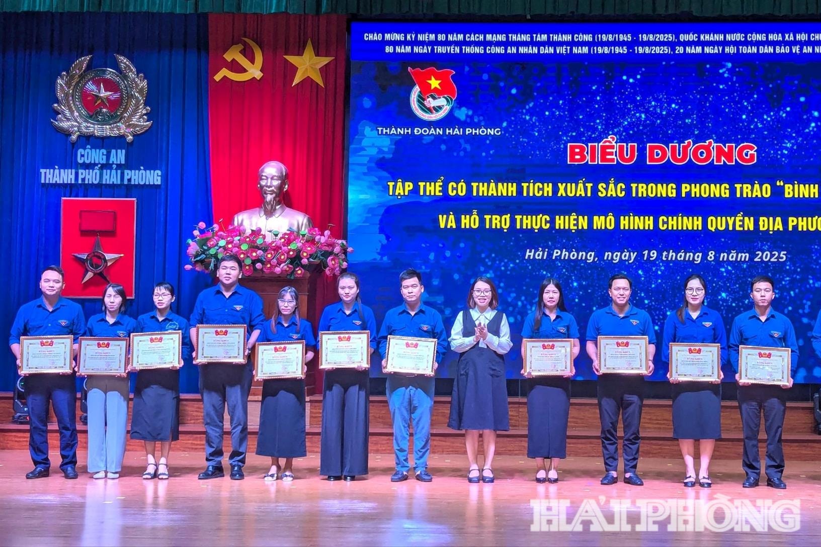 Lãnh đạo Thành đoàn Hải Phòng khen thưởng các tập thể có thành tích nổi bật trong phong trào “Bình dân học vụ số” và hỗ trợ triển khai mô hình chính quyền địa phương 2 cấp