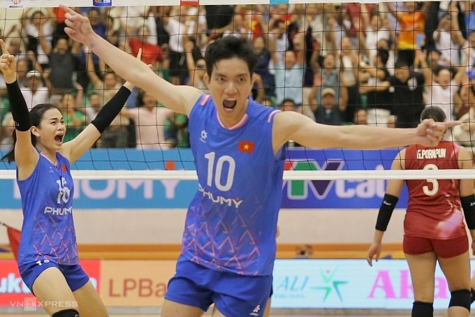 Bích Tuyền mừng Việt Nam thắng Thái Lan 3-2 để vô địch chặng hai giải bóng chuyền nữ SEA V-League 2025, tại nhà thi đấu tỉnh Ninh Bình, ngày 10/8. Ảnh:Hiếu Lương