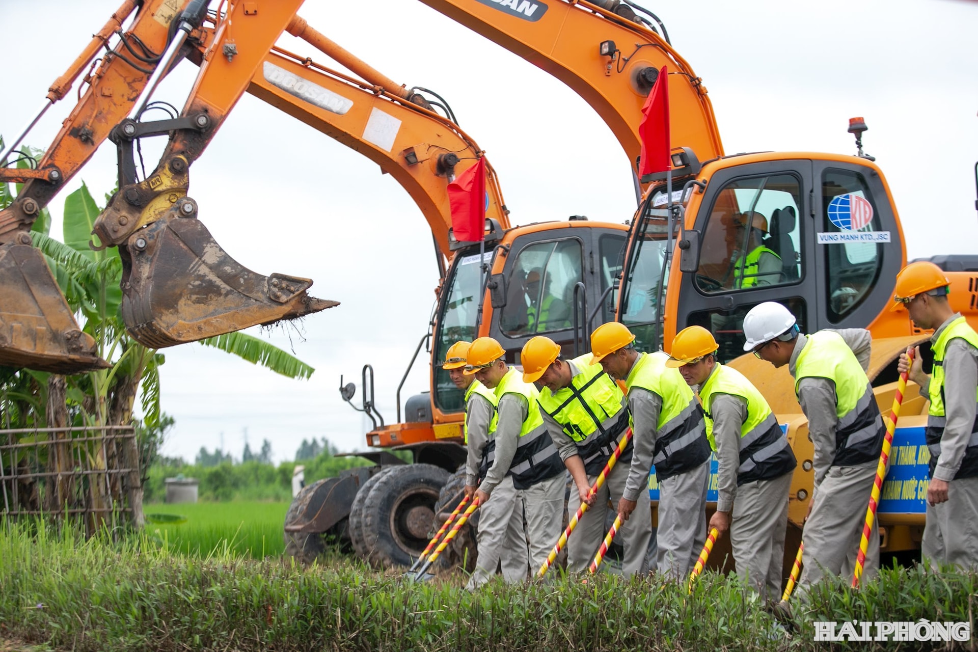 Công nhân khởi công dự án chào mừng Quốc khánh 2/9