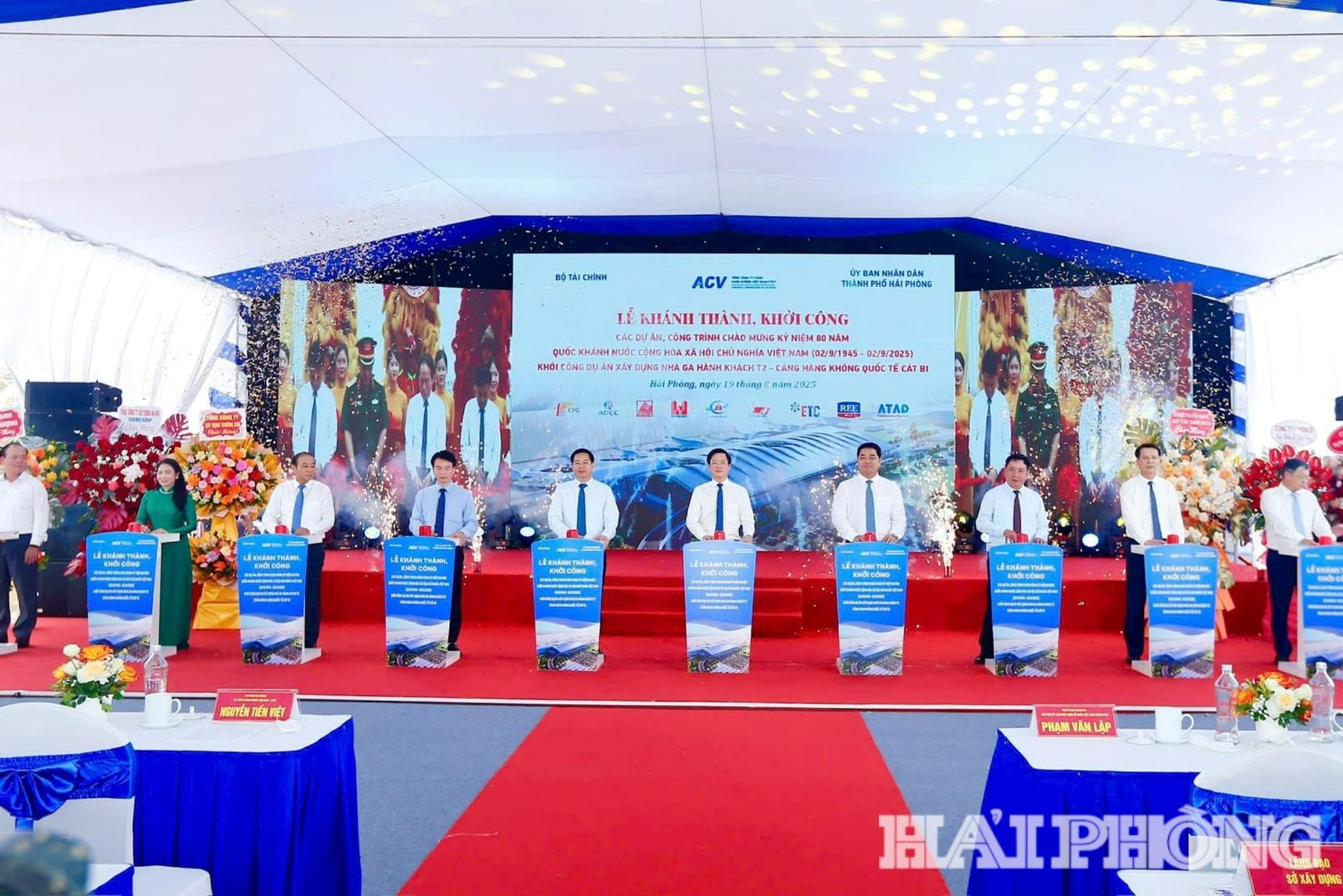 Đồng chí Phạm Văn Lập, Phó bí thư Thành ủy, Chủ tịch Uỷ ban MTTQ Việt Nam thành phố và các đồng chí lãnh đạo thành phố; đại diện Bộ Tài chính, Cục Hàng không Việt Nam, Tổng công ty Cảng hàng không Việt Nam - CTCP thực hiện nghi thức khởi công dự án