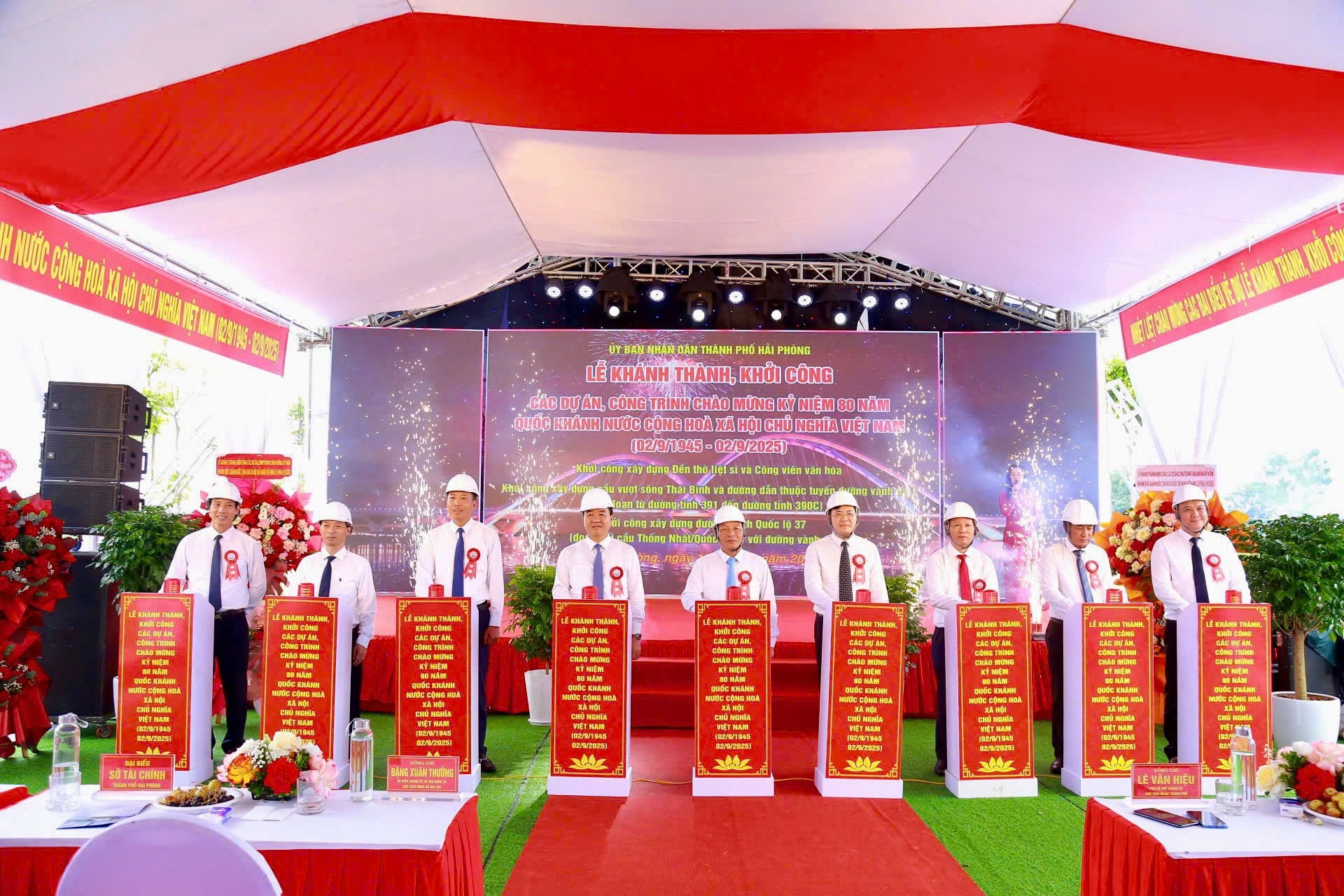 Đồng chí Lê Văn Hiệu, Phó bí thư Thành ủy, Chủ tịch HĐND thành phố và các đại biểu thực hiện nghi thức khởi công 3 dự án được xây dựng trên địa bàn các xã Tân Hưng, Nam Đồng, Thạch Khôi và xã Gia Lộc.