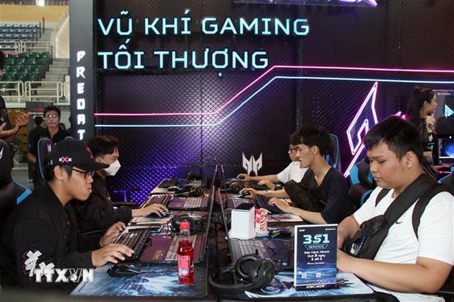 Người yêu thích game trải nghiệm các các trò chơi tại Ngày hội Game Việt Nam, tổ chức ngày 1/4 vừa qua ở TP.HCM. (Ảnh: Tiến Lực/TTXVN) ttxvn-1908-game.jpg