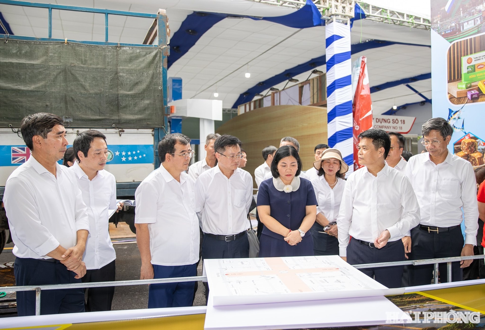 Đồng chí Lê Ngọc Châu, Phó bí thư Thành uỷ, Chủ tịch UBND thành phố kiểm tra công tác chuẩn bị triển lãm. Ảnh: Việt D