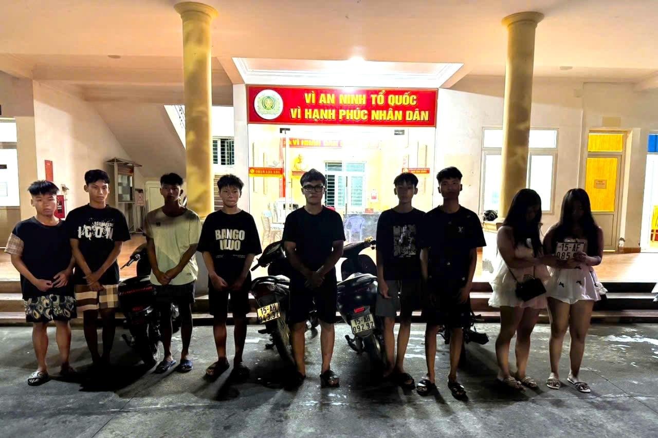 Nhiều thanh thiếu niên vi phạm giao thông bị Công an xã Tiên Lãng xử lý.