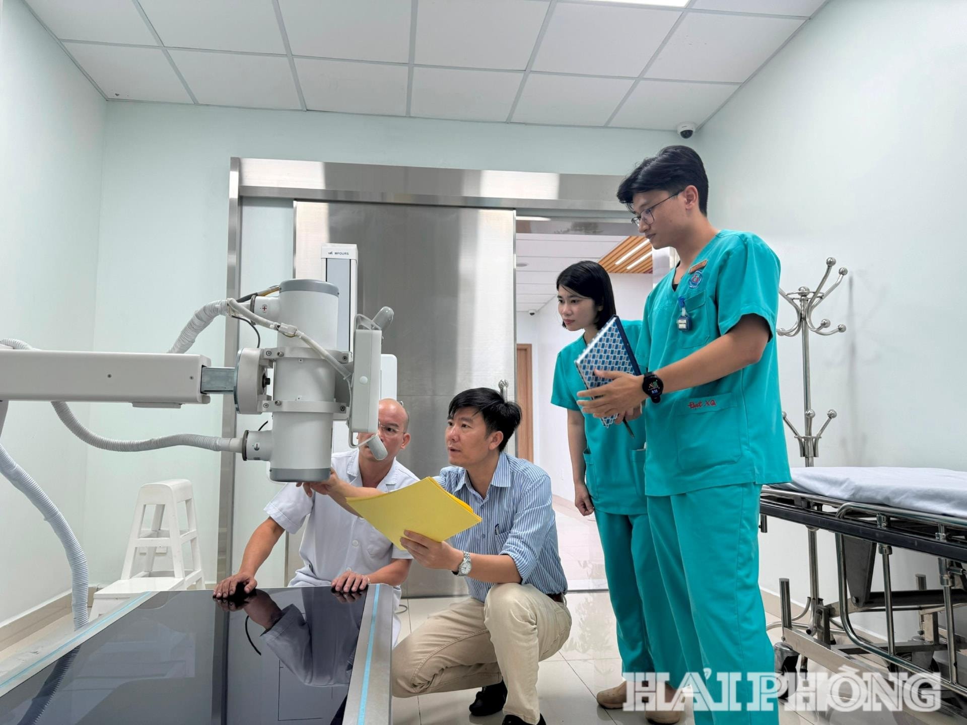Sở Khoa học và Công nghệ kiểm tra an toàn bức xạ tại Bệnh viện quốc tế sản nhi Hải Phòng. Ảnh: THANH HÀ