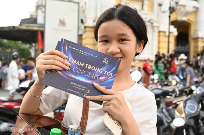 Thảo Vy, ở Gia Lâm, Hà Nội đứng ở những hàng đầu tiên và đã nhận được một cặp vé. Ảnh: Giang Huy