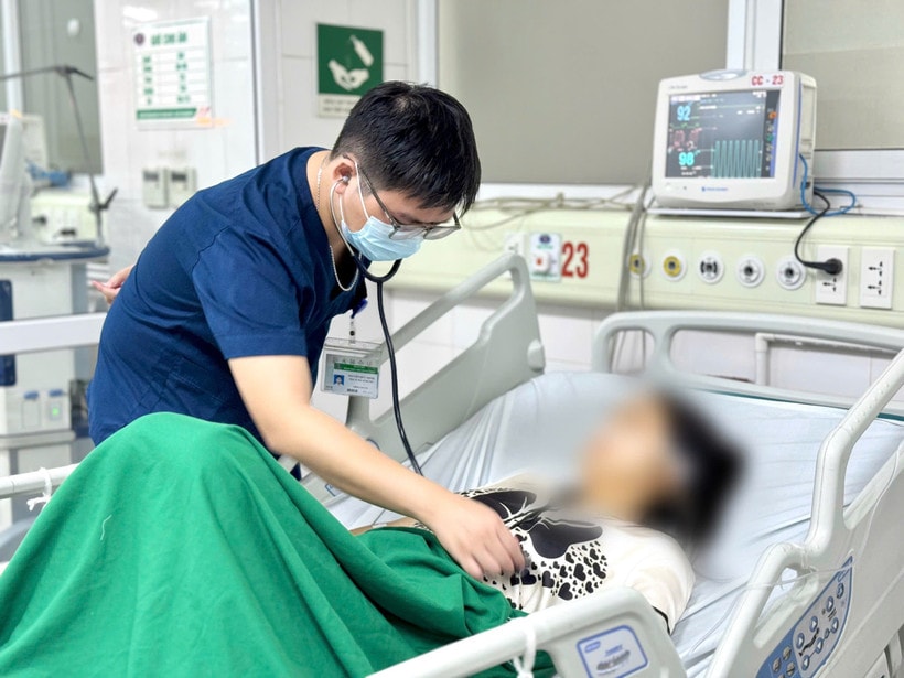 Bác sỹ Bệnh viện Bệnh Nhiệt đới Trung ương theo dõi sức khỏe cho một bệnh nhân mắc sốt rét. (Ảnh: PV/Vietnam+)