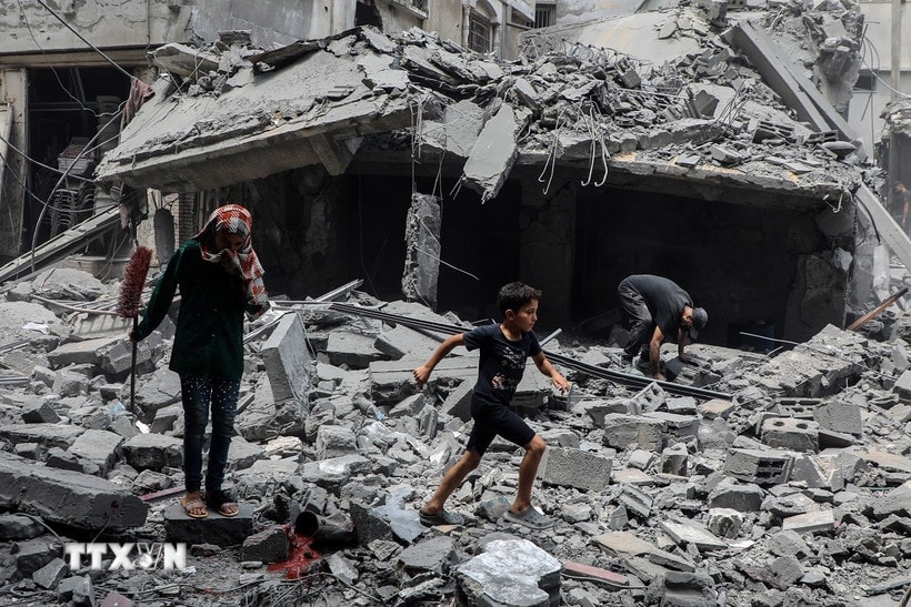 Tòa nhà bị phá hủy sau cuộc không kích của Israel tại Gaza. (Ảnh: THX/TTXVN)