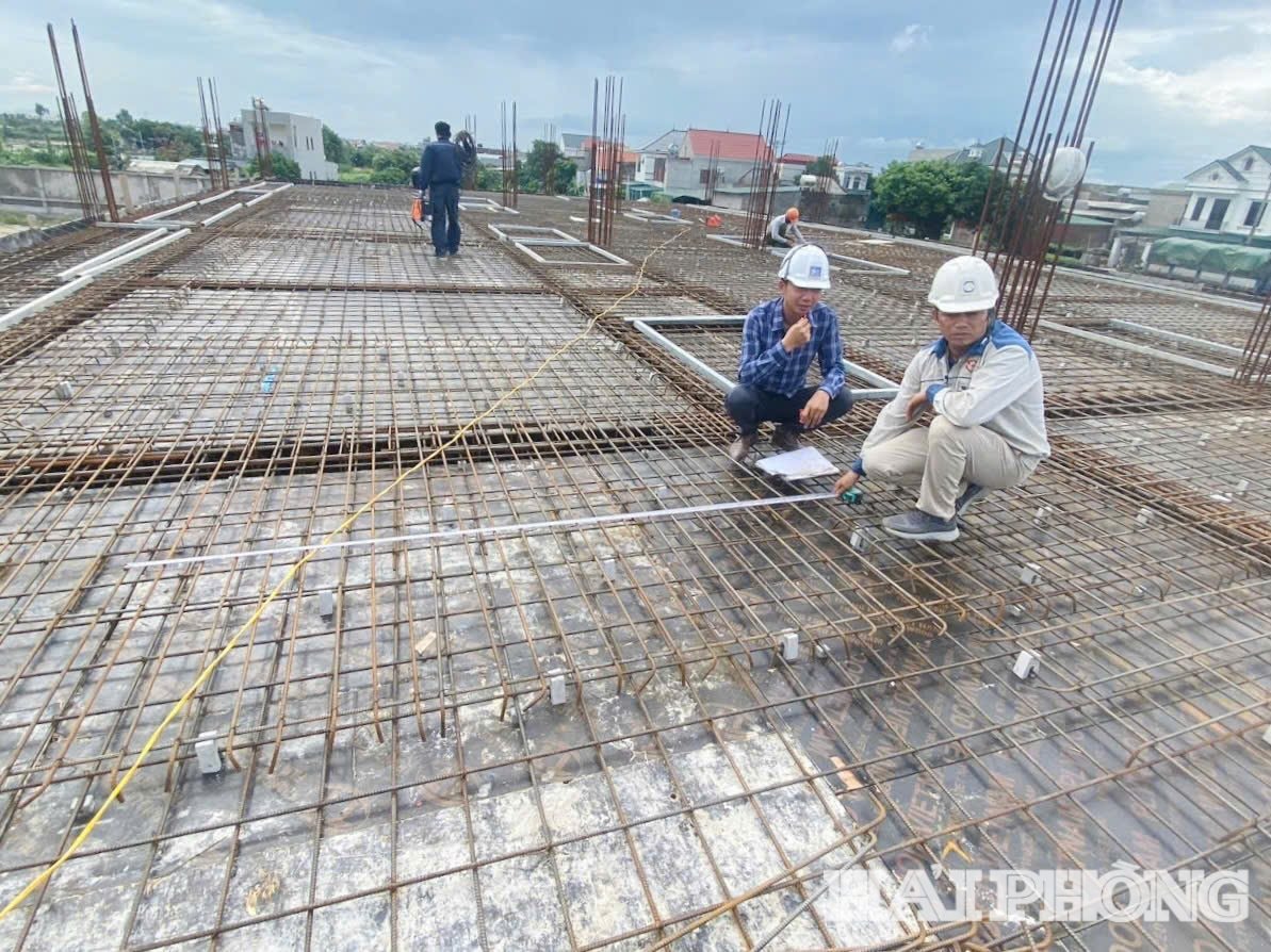 Cán bộ kỹ thuật kiểm tra kích thước, nghiệm thu chuyển giai đoạn.