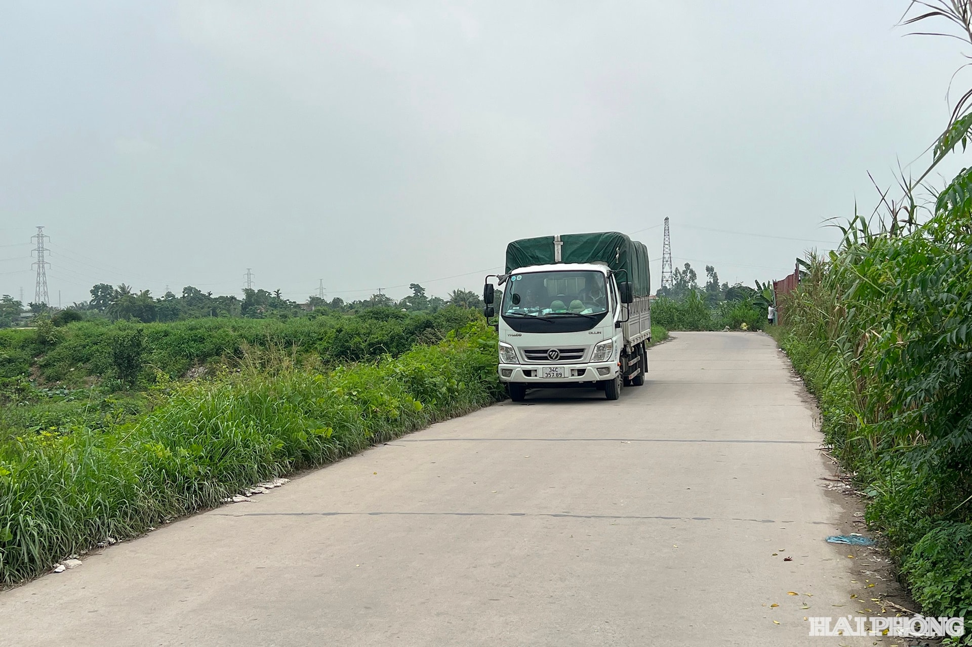 Ngoài việc diễn tập, tuần tra, các đơn vị liên quan cần phối hợp cơ quan chức năng xử lý nghiêm tình trạng xe tải lưu thông trên đê, khiến tuyến đê xuống cấp, không bảo đảm an toàn. Trong ảnh: Xe tải lưu thông trên đê tả Thái Bình đoạn qua cống Ga, xã Quyết Thắng.