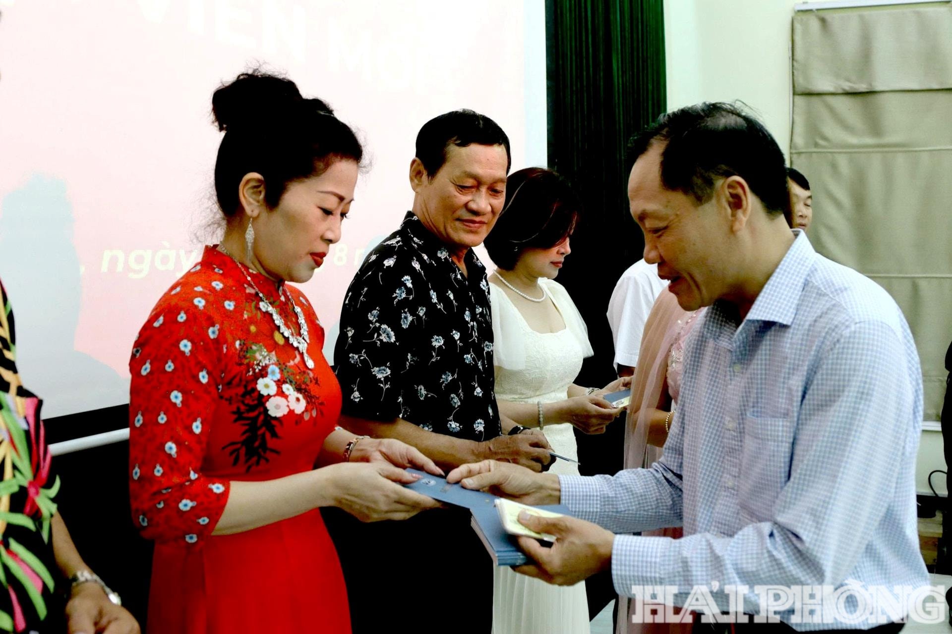  Chủ tịch Hội Liên lạc Việt kiều thành phố Lê Văn Quý trao thẻ hội viên