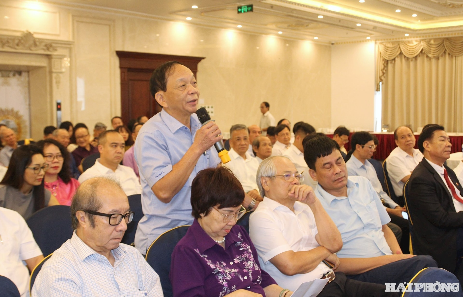 Các đại biểu trao đổi ý kiến tại hội nghị.