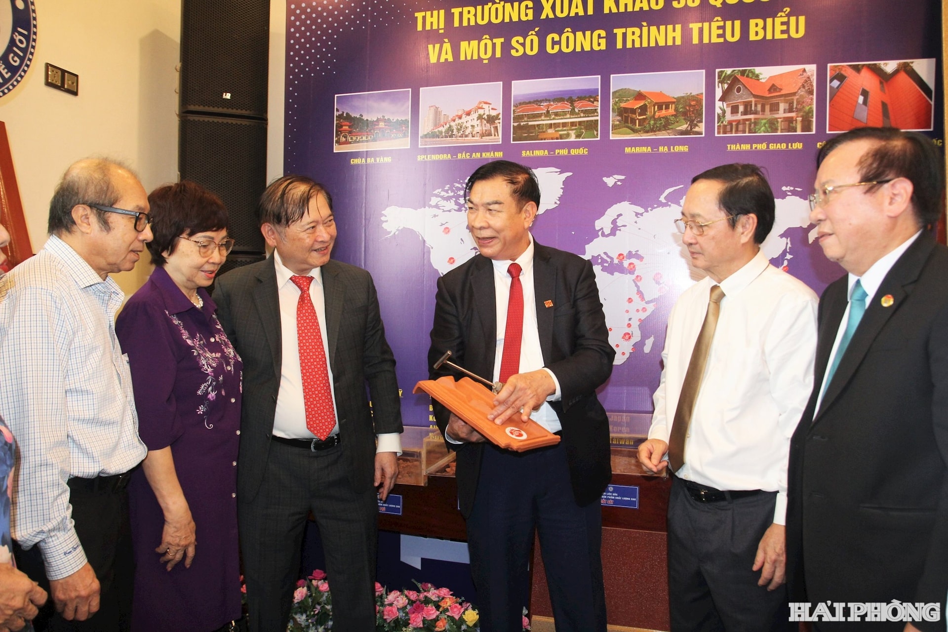 Các đại biểu tham quan, tìm hiểu các sản phẩm trưng bày tại hội nghị.