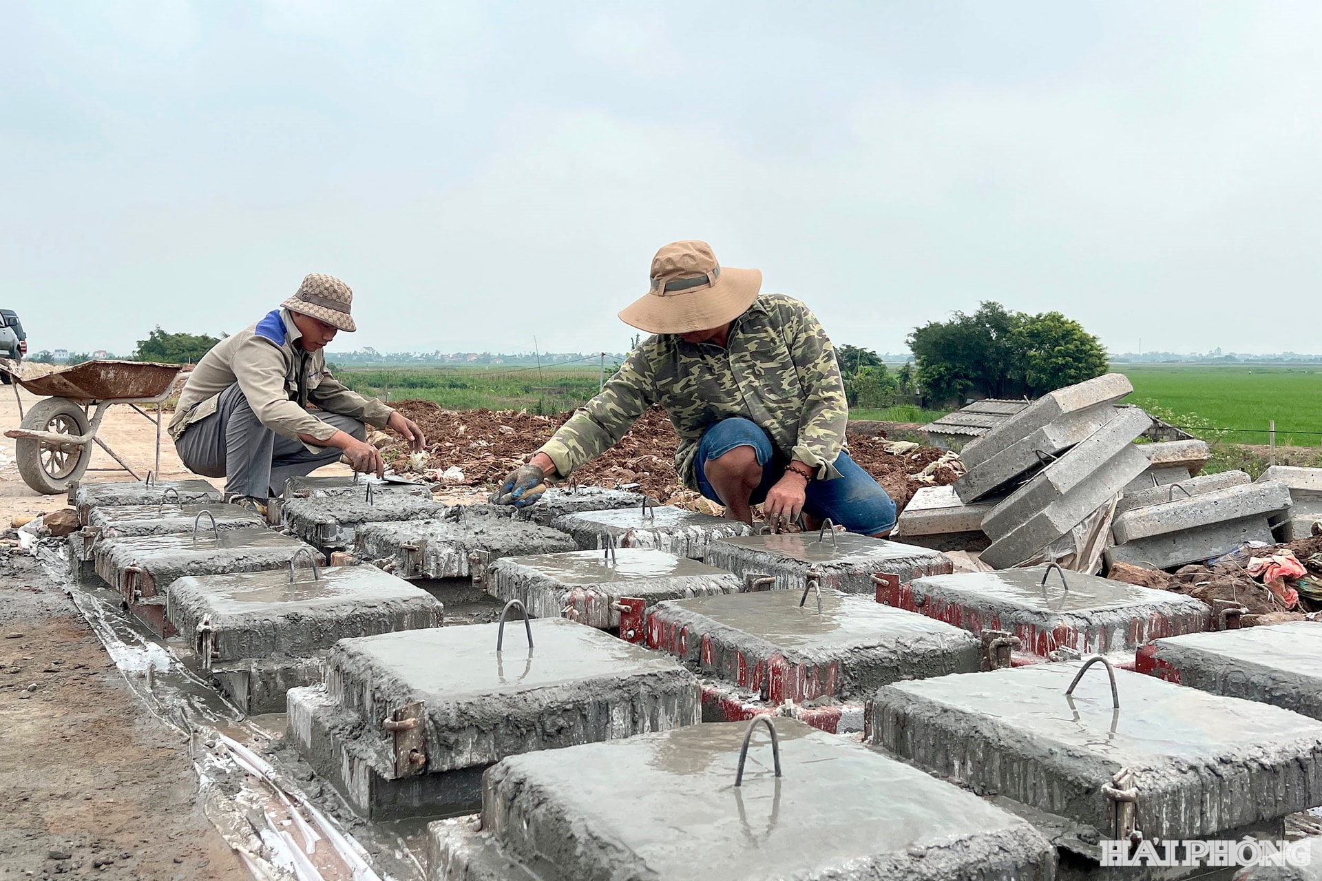 Công nhân thi công tấm đan kè vị trí xung yếu.
