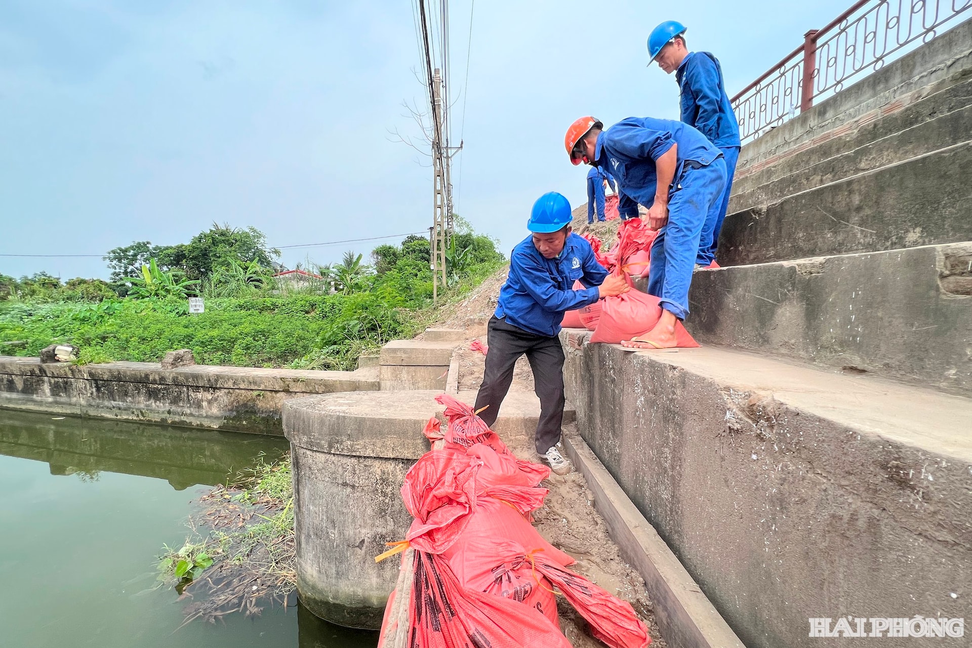 Để bảo đảm an toàn cho hệ thống đê điều, sẵn sàng cho những tình huống xấu trong mùa mưa bão, các đơn vị liên quan thường xuyên kiểm tra, diễn tập nhiều tình huống. Trong ảnh: Diễn tập tình huống nước tràn mặt đê tại cống Cổ Tiểu, xã Kiến Hải.