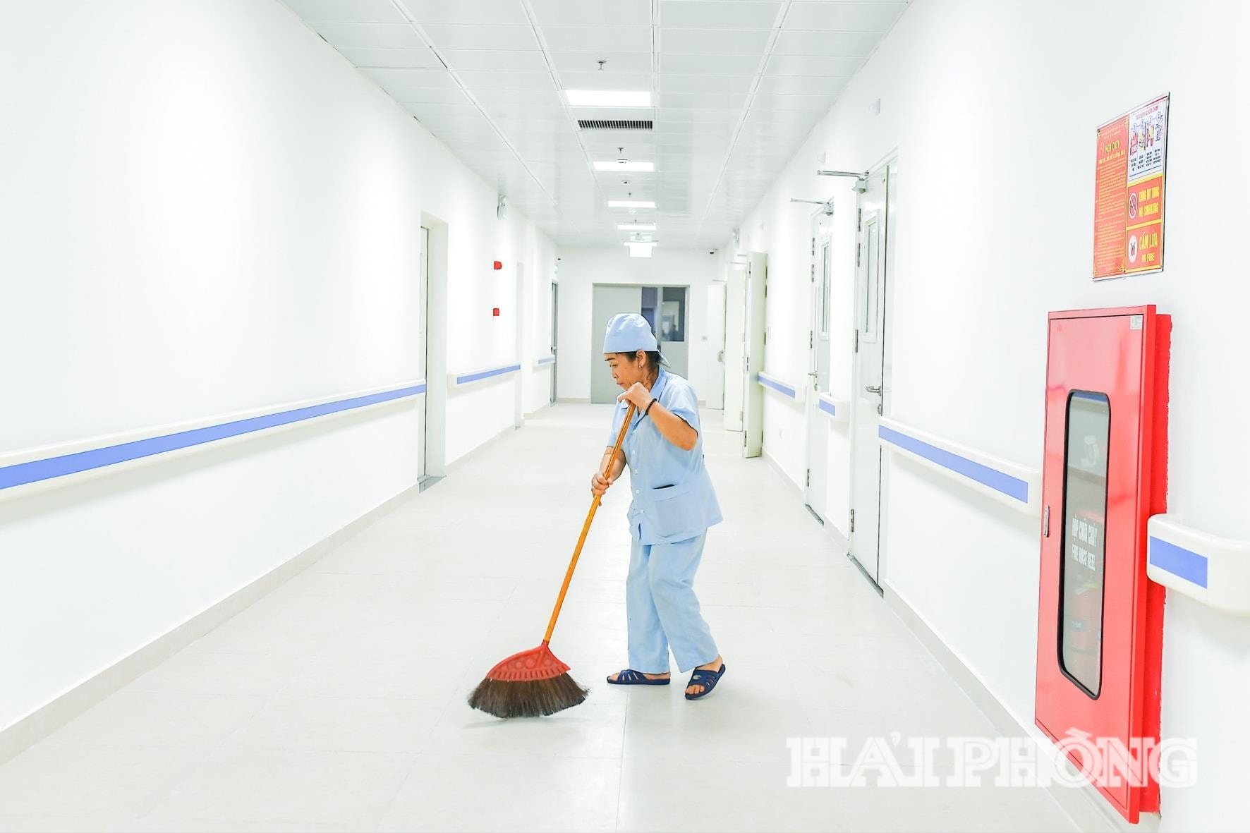 Công tác dọn vệ sinh khẩn trương thực hiện bảo đảm bệnh viện khang trang, sạch sẽ khi đưa vào sử dụng.