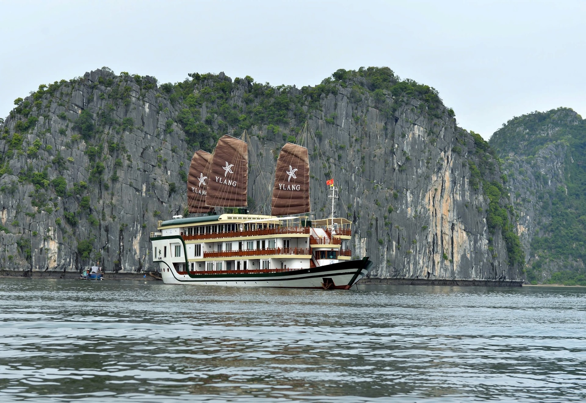 ឆ្នេរ-ទេសចរណ៍.jpg