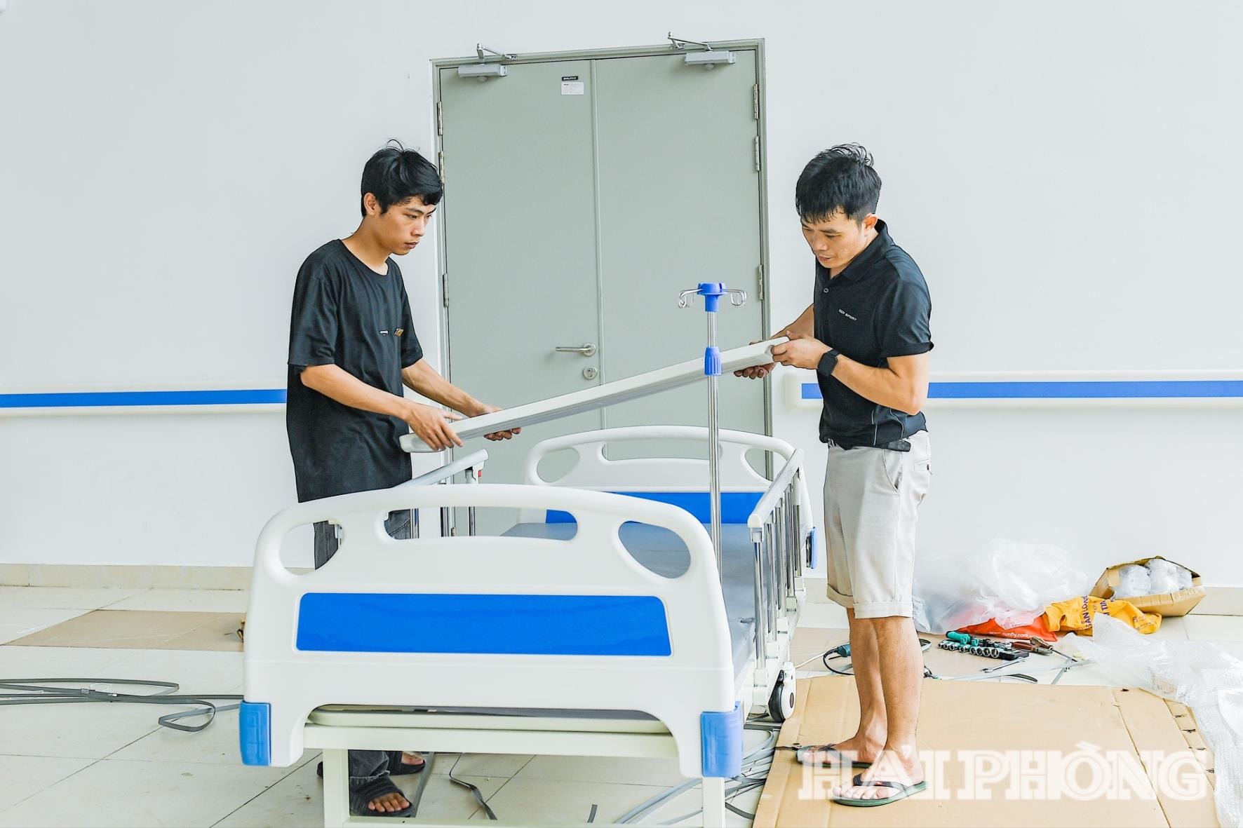 Nhà thầu đang khẩn trương lắp đặt hoàn thiện đồ dùng, thiết bị y tế.