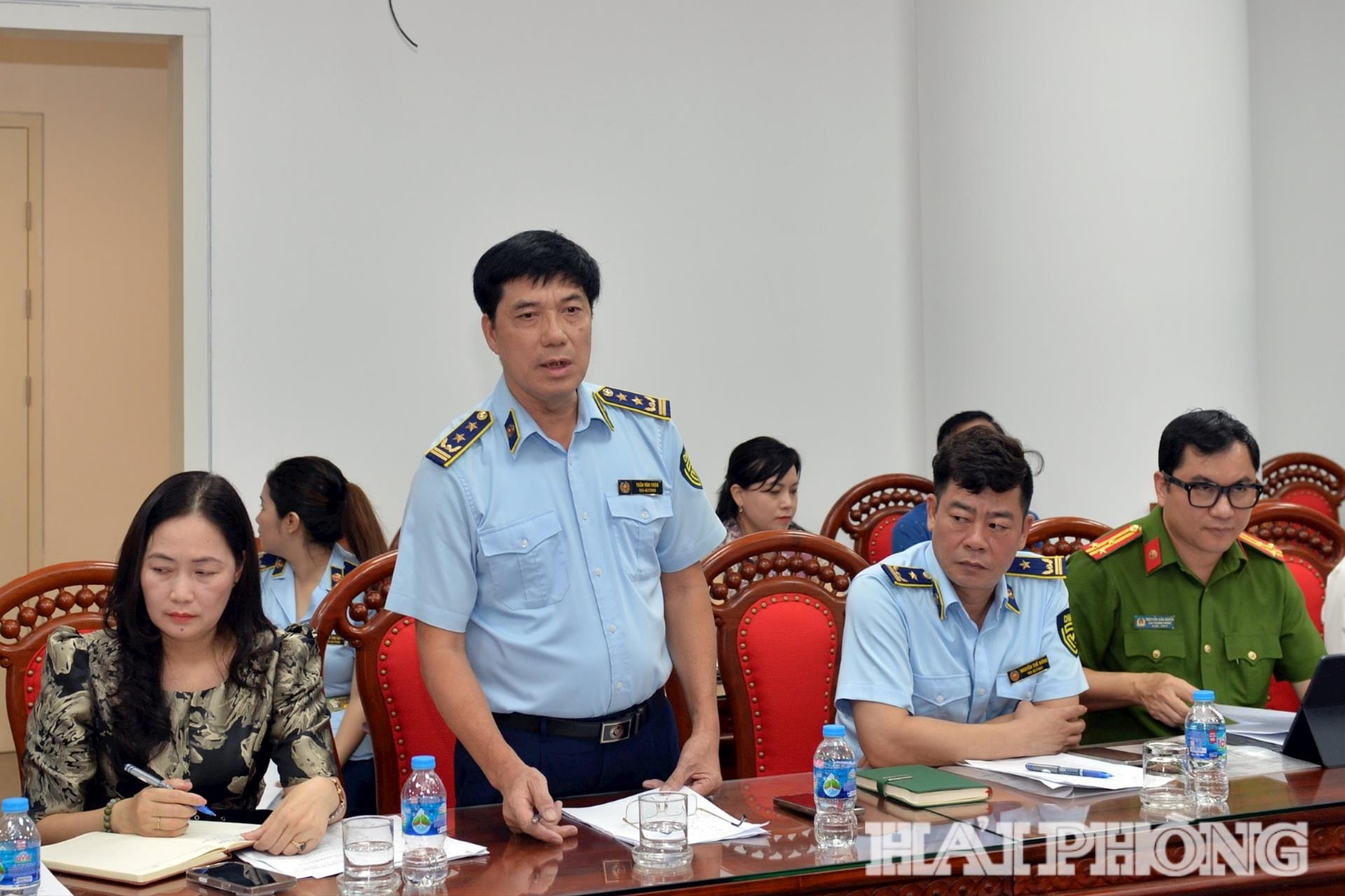 Lãnh đạo Quản lý thị trường thành phố báo cáo tình hình nhân sự, trang thiết bị và một số khó khăn trong quá trình triển khai công tác tại cuộc làm việc.