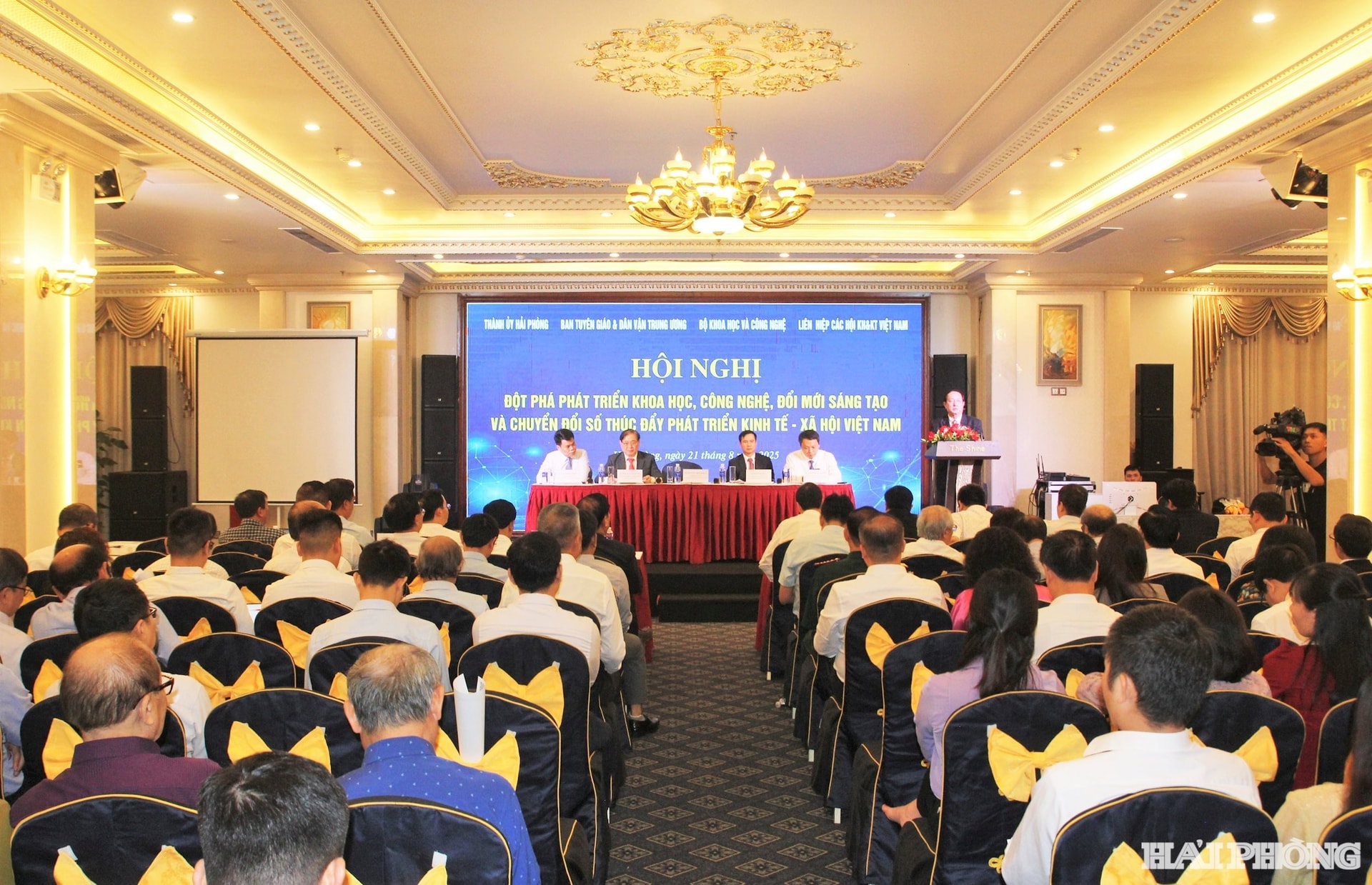 Quang cảnh hội nghị.
