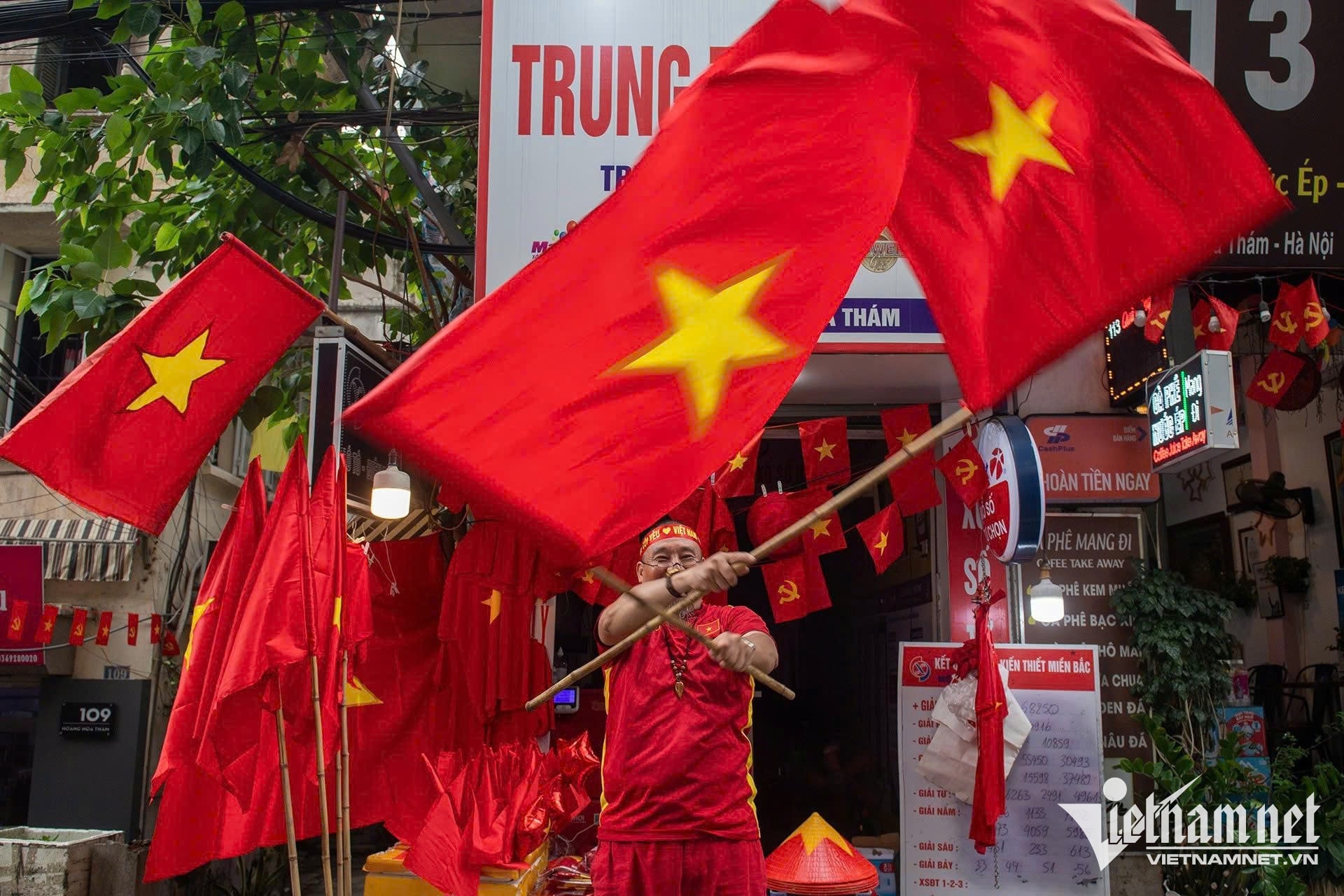 W-bán cờ.jpg