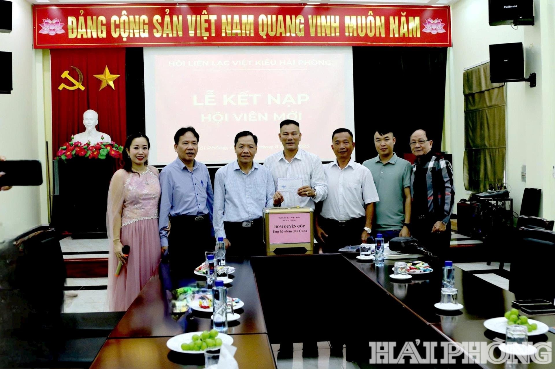 Đại diện Hội đồng hương Hải Phòng tại Liên bang Nga trao kinh phí ủng hộ Cuba