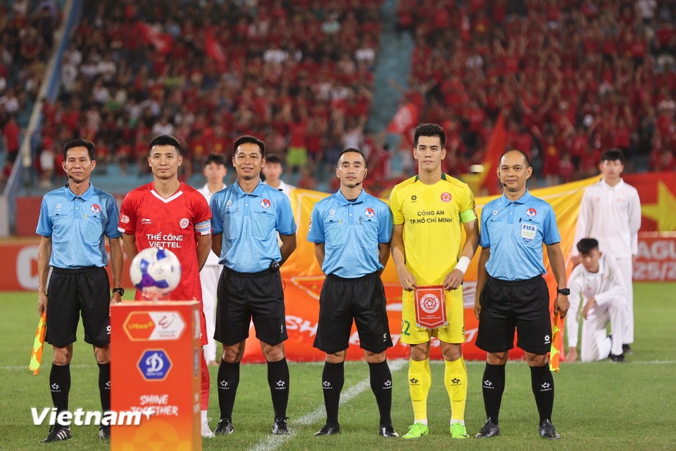 Tối 22/8, chủ nhà Thể Công-Viettel (áo đỏ) tiếp đón Câu lạc bộ Công an Thành phố Hồ Chí Minh trong trận đấu sớm vòng 2 V-League 2025/26. (Ảnh: Việt Anh/Vietnam+)