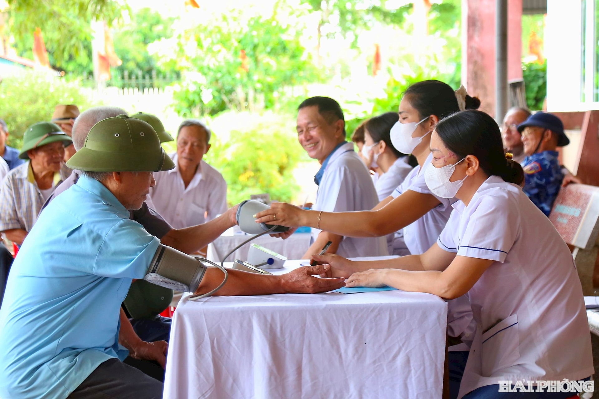 В коммуне Чан Фу 120 малоимущих граждан и семей, получивших льготы, прошли бесплатное медицинское обследование и получили лекарства.