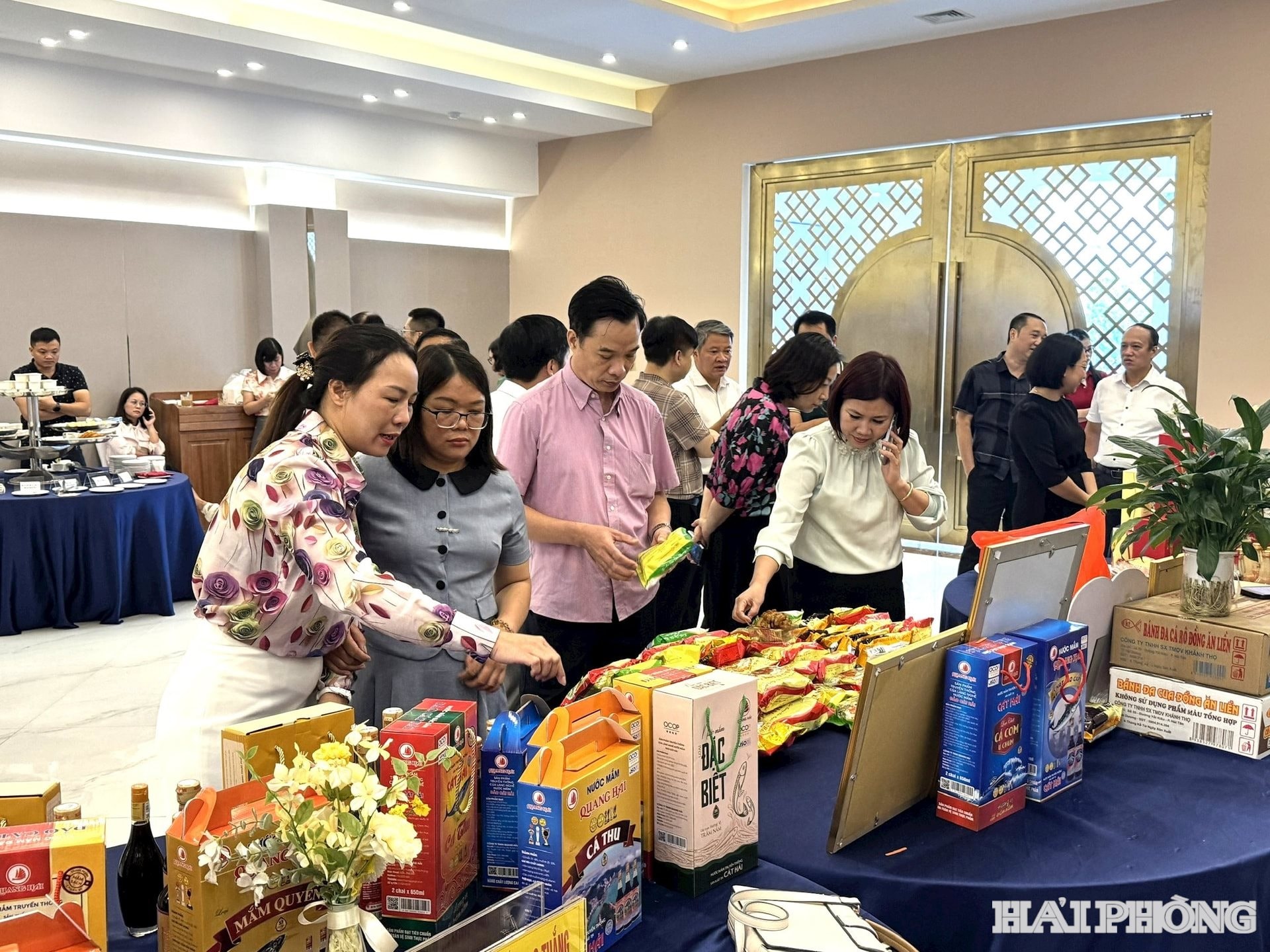 Các doanh nghiệp trưng bày sản phẩm được bảo hộ nhãn hiệu trong nước tại hội thảo “Bảo hộ và bảo vệ quyền sở hữu trí tuệ ra nước ngoài cho sản phẩm xuất khẩu” do Sở Sở Khoa học và Công nghệ phối hợp Cục Sở hữu trí tuệ tổ chức.