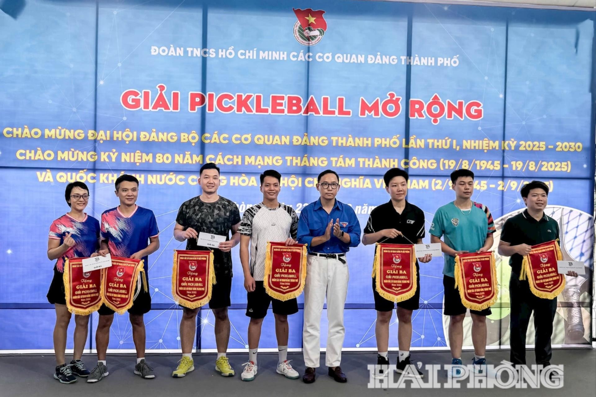 Ban tổ trao giải thưởng tặng các vận động viên dự giải