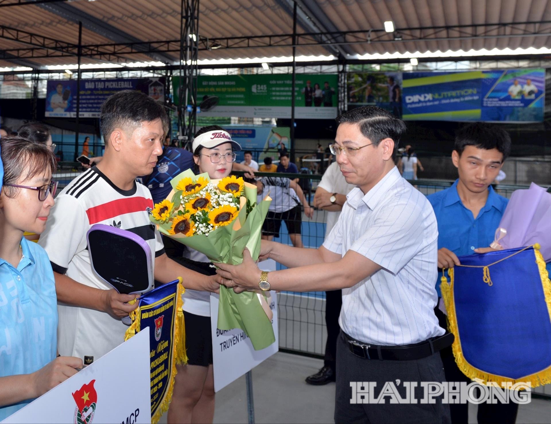 Ban tổ chức tặng cờ, hoa động viên các đội tham gia thi đấu