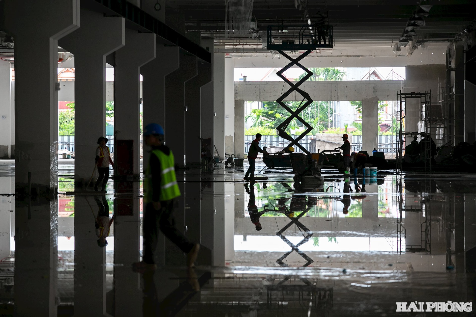 Hơn 500 công nhân của các nhà thầu và 65 cán bộ giám sát đang khẩn trương triển khai những hạng mục cuối, tạo nên khí thế thi công khẩn trương không kể mưa nắng.