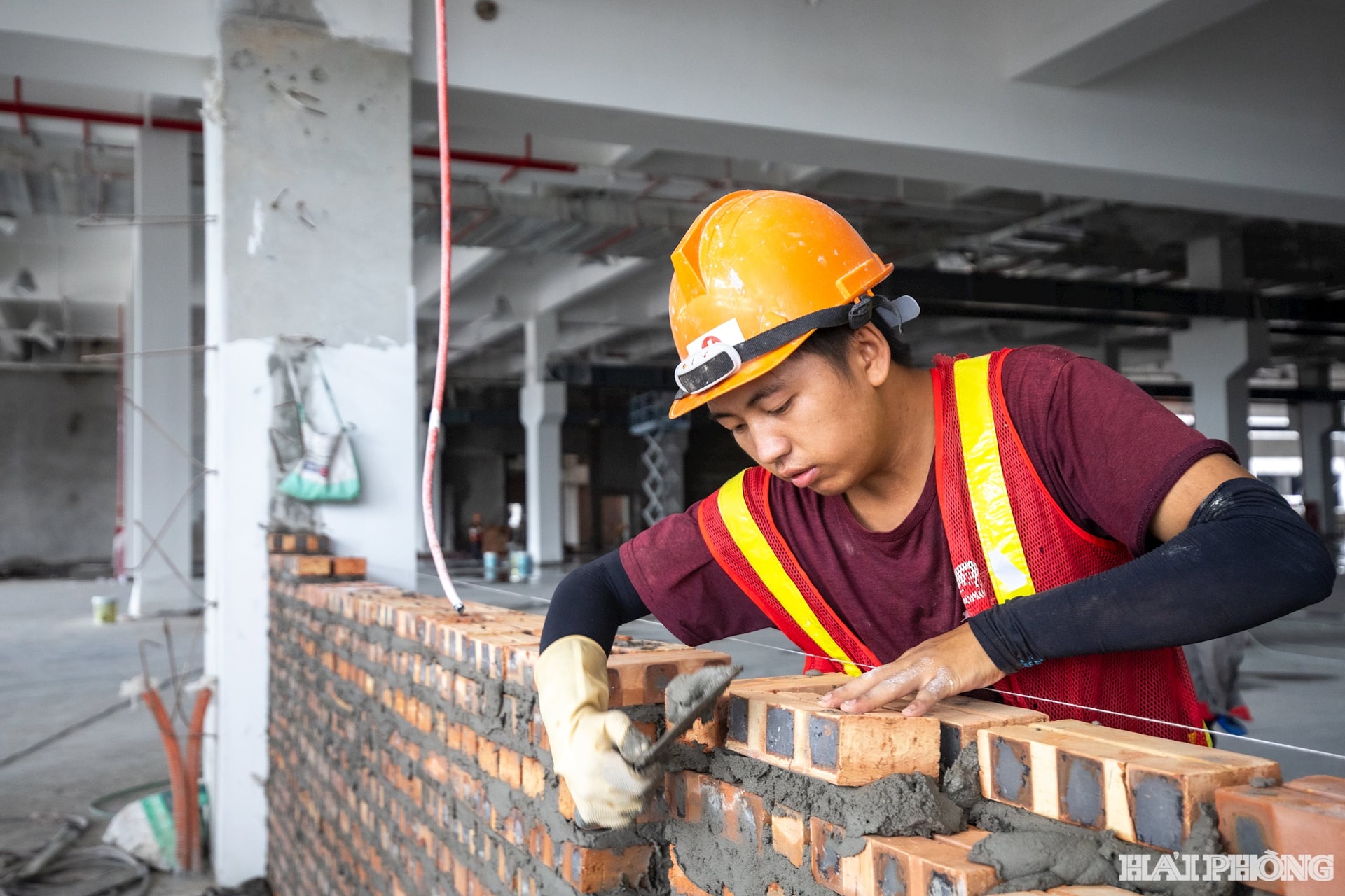 Dù công việc vất vả với nhịp hai ca mỗi ngày, ai nấy v nỗ lực hết sức. Họ coi việc góp sức cho dự án gần 6.500 tỷ đồng này là niềm tự hào.