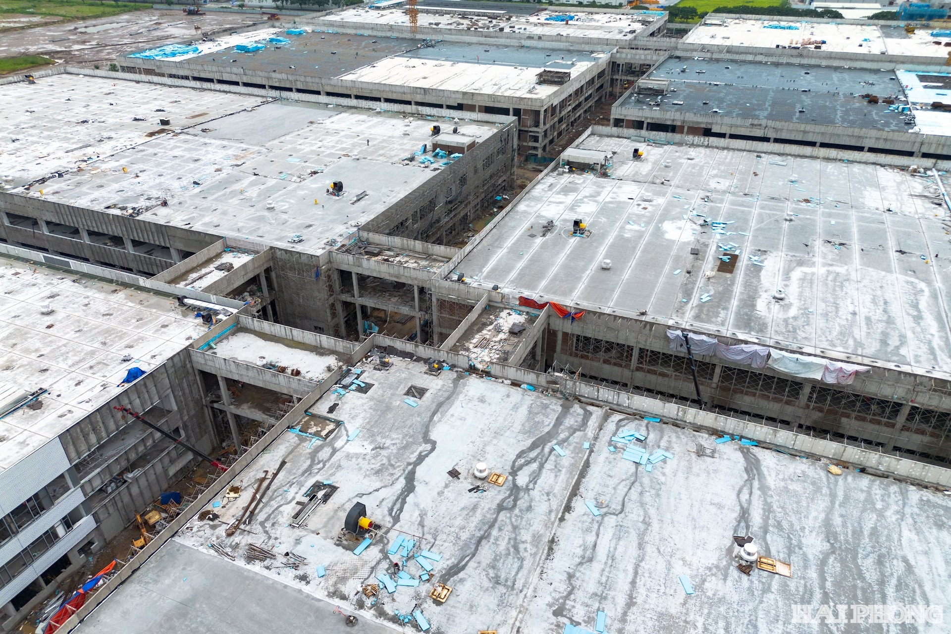 Khởi công từ tháng 9/2024, đến thời điểm hiện tại, 4 nhà xưởng chính đã bước vào giai đoạn sơn hoàn thiện; hai nhà để xe, hai nhà bảo vệ cùng hạ tầng cảnh quan cơ bản đã hoàn thành.