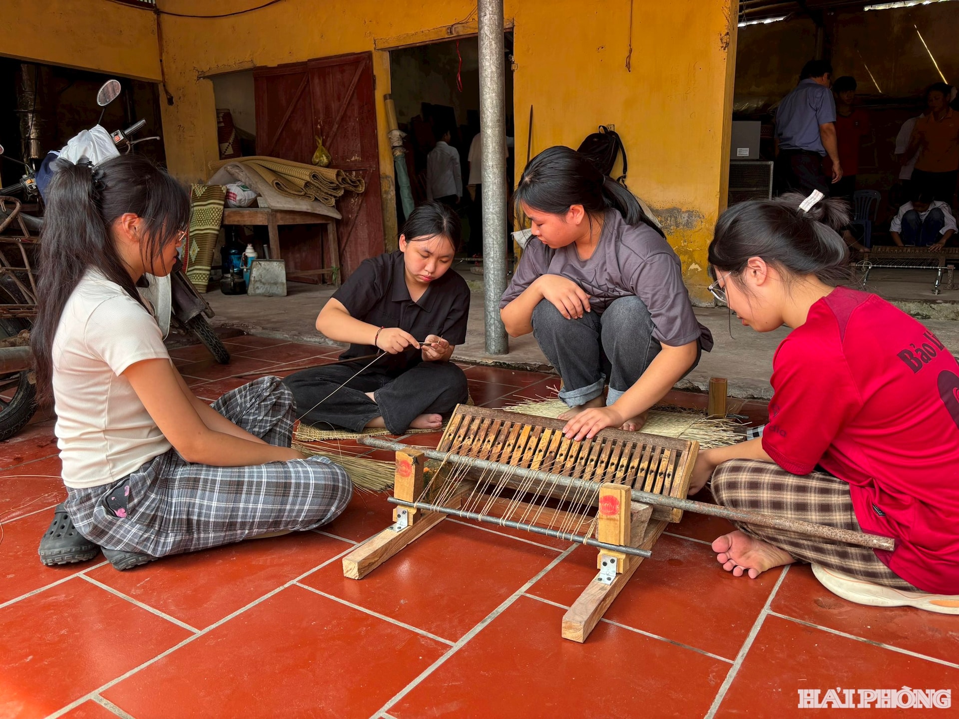 សិស្សមានចំណាប់អារម្មណ៍ក្នុងការអនុវត្តបច្ចេកទេសត្បាញកន្ទេល។