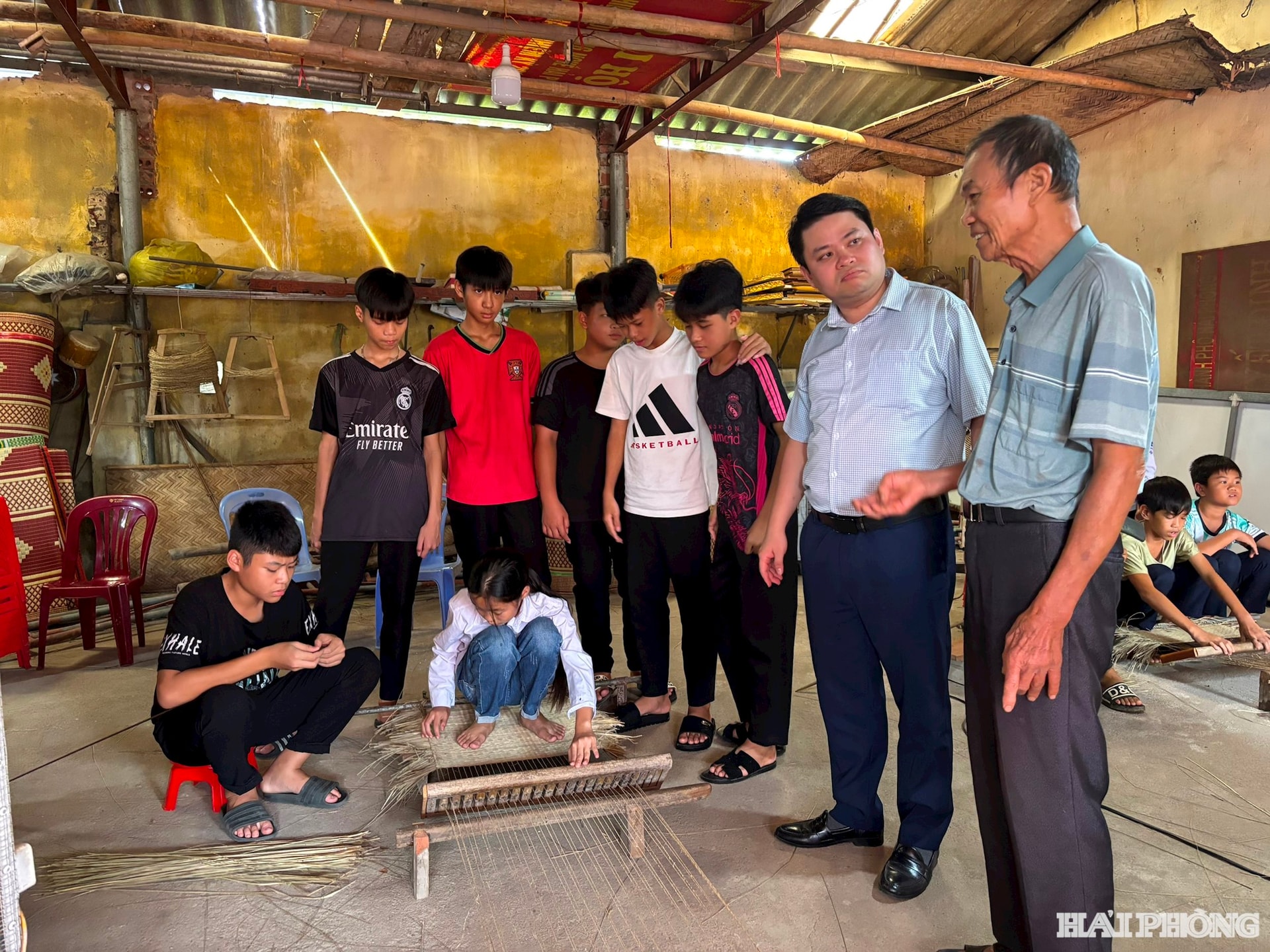សិប្បករភូមិសិប្បកម្ម Bao Ha ណែនាំដំណើរការត្បាញកន្ទេល