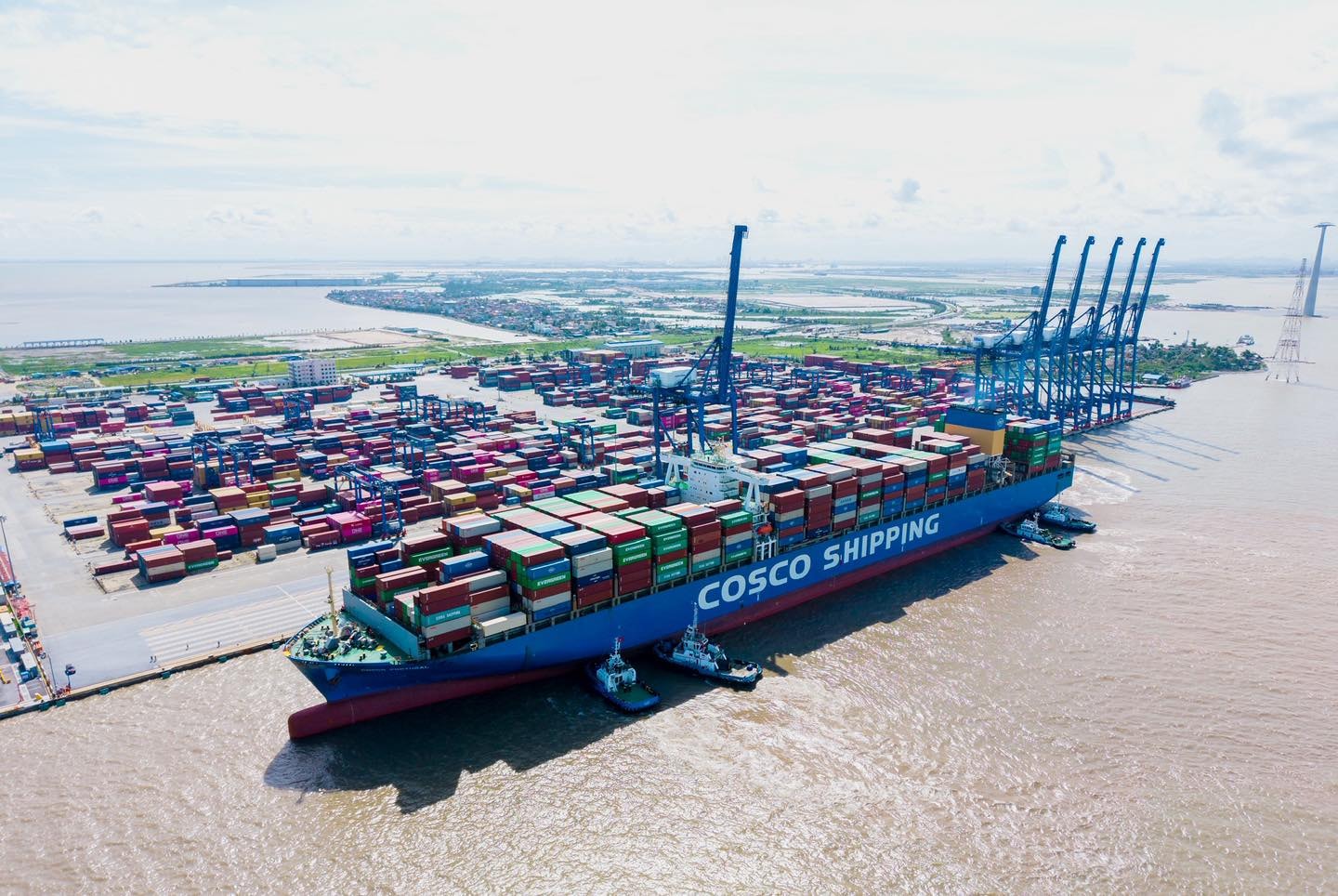 ជាមួយនឹងប្រវែង 365.9 ម៉ែត្រ ទម្ងន់ធ្ងន់រហូតដល់ 156.605 DWT និងសមត្ថភាពផ្ទុករហូតដល់ 13.386 TEU COSCO PORTUGAL ដឹកជញ្ជូនសំខាន់ៗពីតំបន់ Lach Huyen ទៅកាន់រដ្ឋ California និង Los Angeles នៅឆ្នេរខាងលិចនៃសហរដ្ឋអាមេរិក។