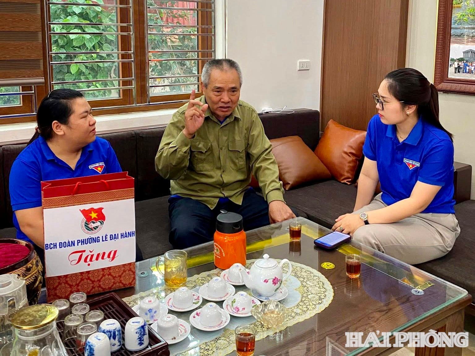 Đoàn viên, thanh niên phường Lê Đại Hành gặp gỡ, tặng quà và trò chuyện với ông Mạc Đăng Dung, người từng tham gia kháng chiến chống Mỹ.