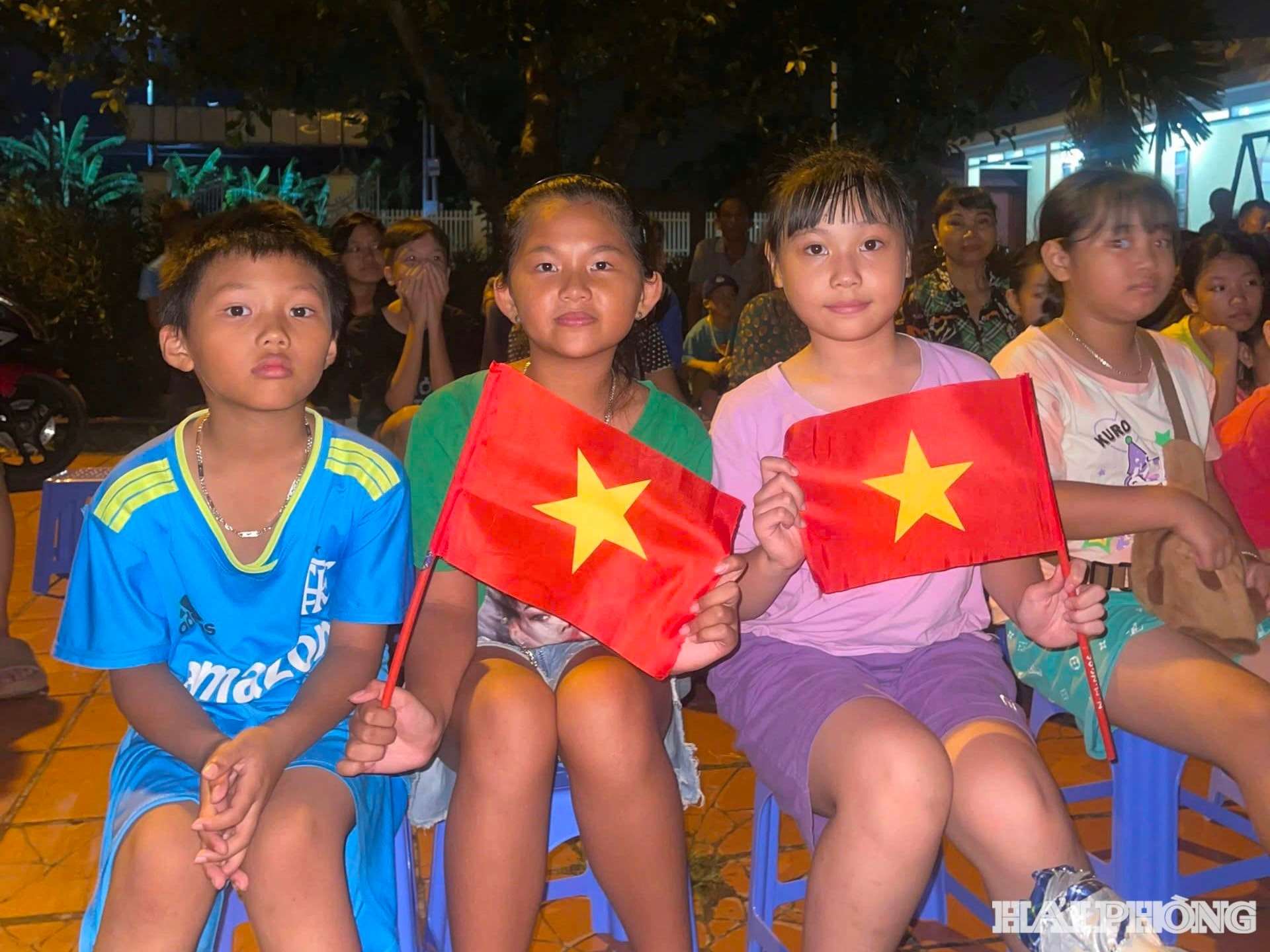 Thiếu nhi xã An Lão theo dõi chương trình văn nghệ, xem phim cách mạng tại đình Văn Tràng.