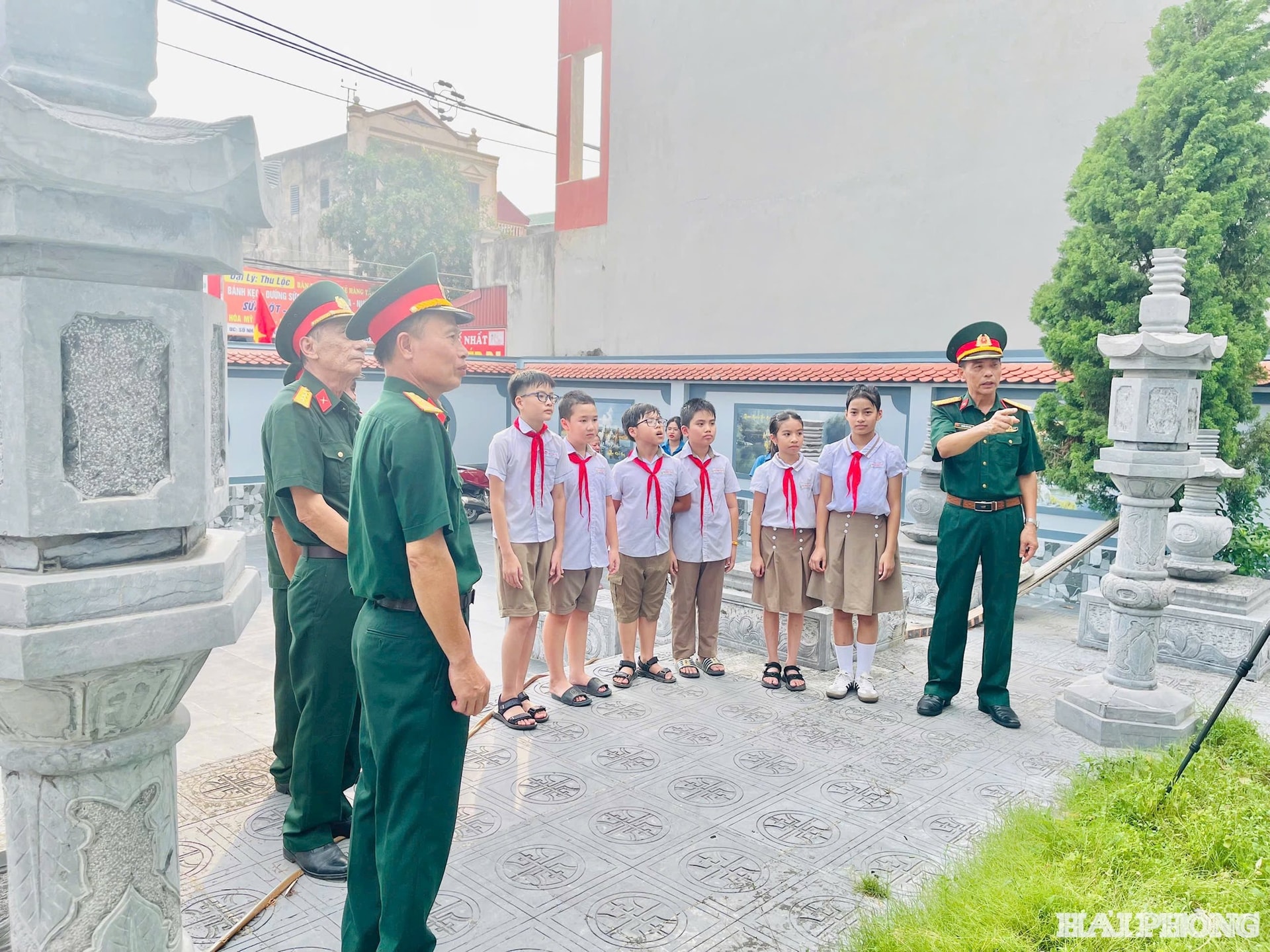 Hành trình về “địa chỉ đỏ” Đình La Tỉnh của học sinh Trường tiểu học Tứ Kỳ.