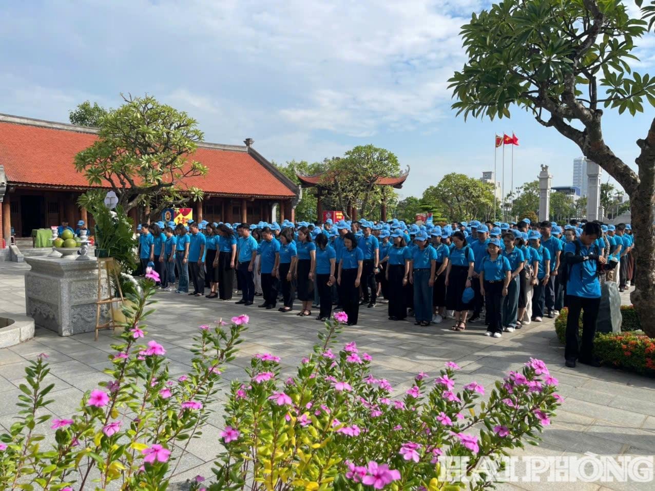 Đoàn dâng hương tại Nhà tưởng niệm đồng chí Nguyễn Đức Cảnh (phường An Hải).