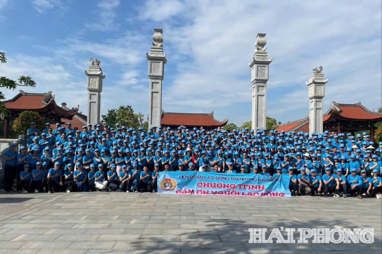 360 cán bộ công đoàn, đoàn viên tiêu biểu tham dự chương trình.