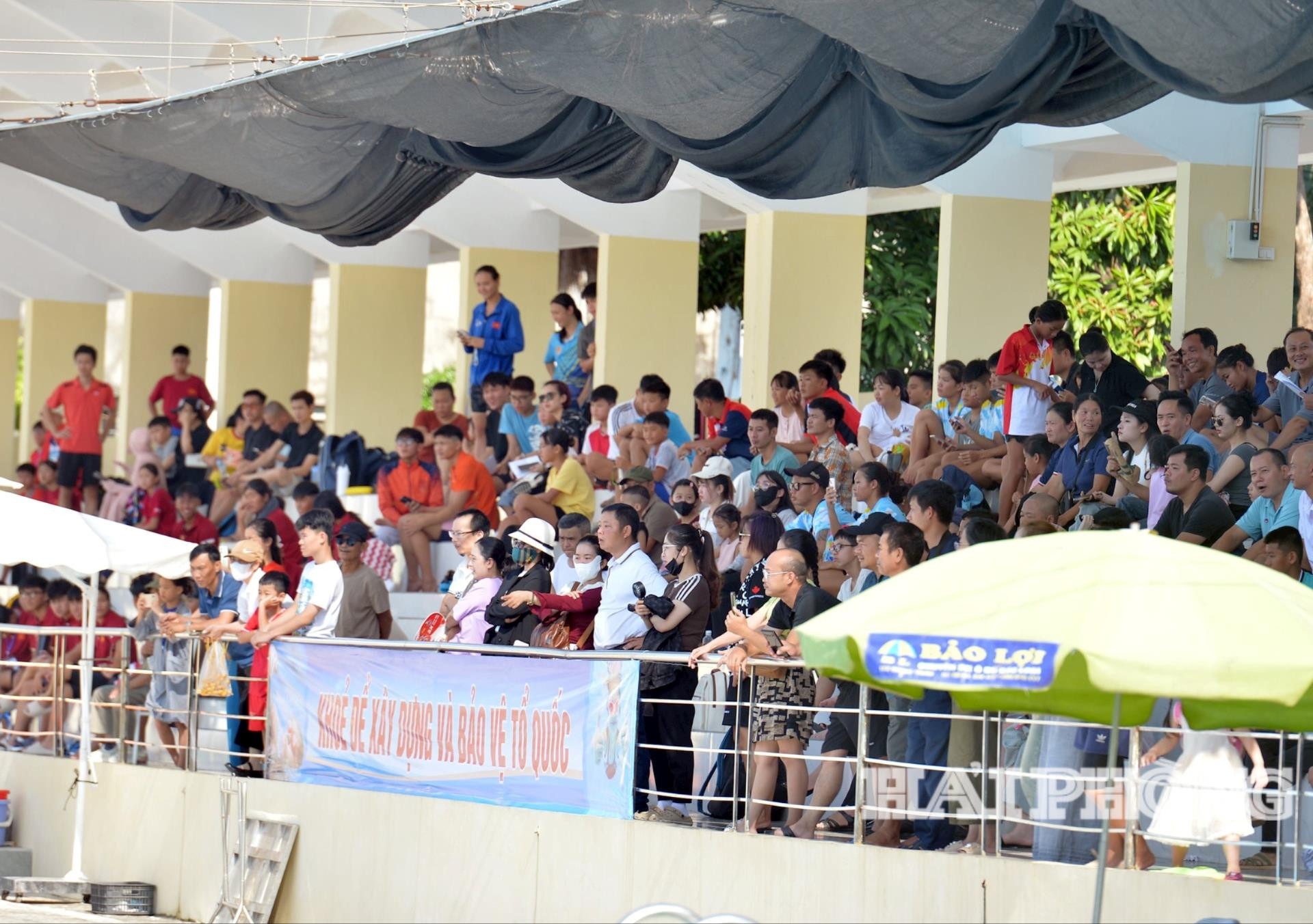 Đông đảo khán giả đến bể bơi Bến Bính cổ vũ, động viên các vận động viên thi đấu.