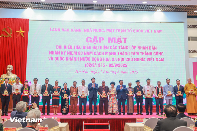 Lãnh đạo Đảng, Nhà nước đã gặp mặt 300 đại biểu tiêu biểu đến từ 34 tỉnh, thành phố đại diện các tầng lớp Nhân dân nhân kỷ niệm 80 năm Cách mạng Tháng tám và Quốc khánh 2/9. (Ảnh: Hoài Nam/Vietnam+) vnp-gap-mat.jpg